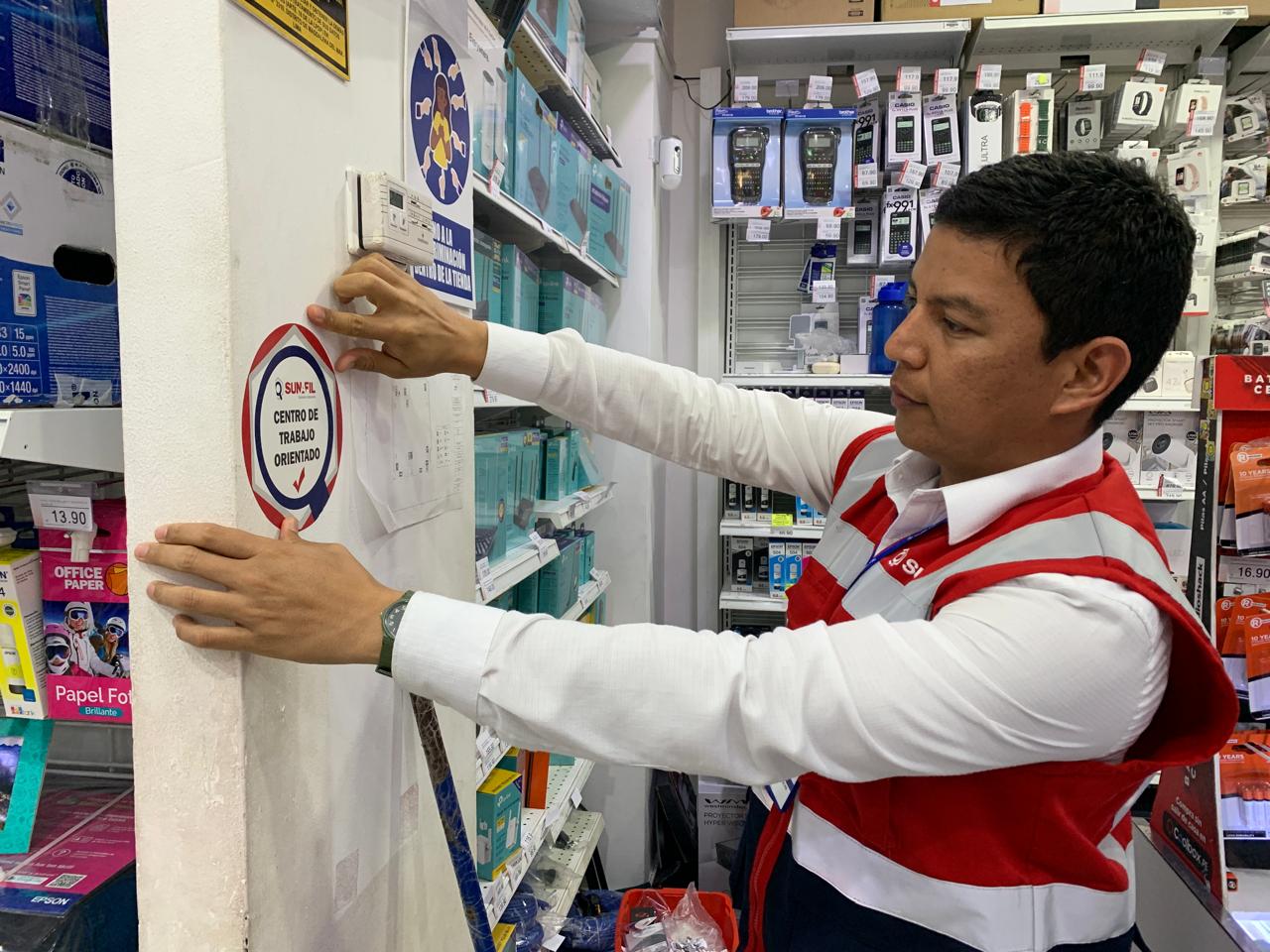 Foto inspector coloca un sticker de centro de trabajo orientado