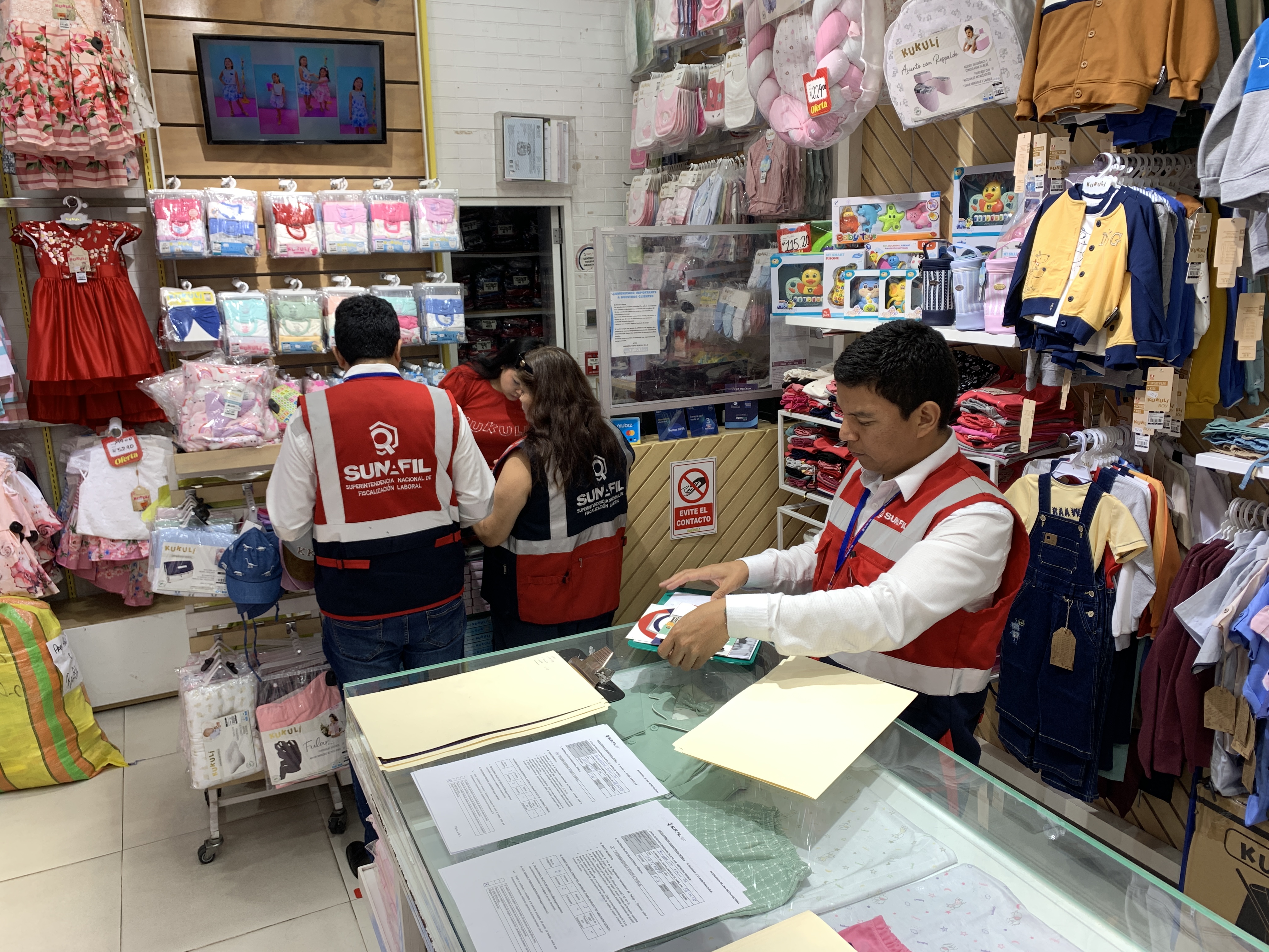 Inspectores en mostrador