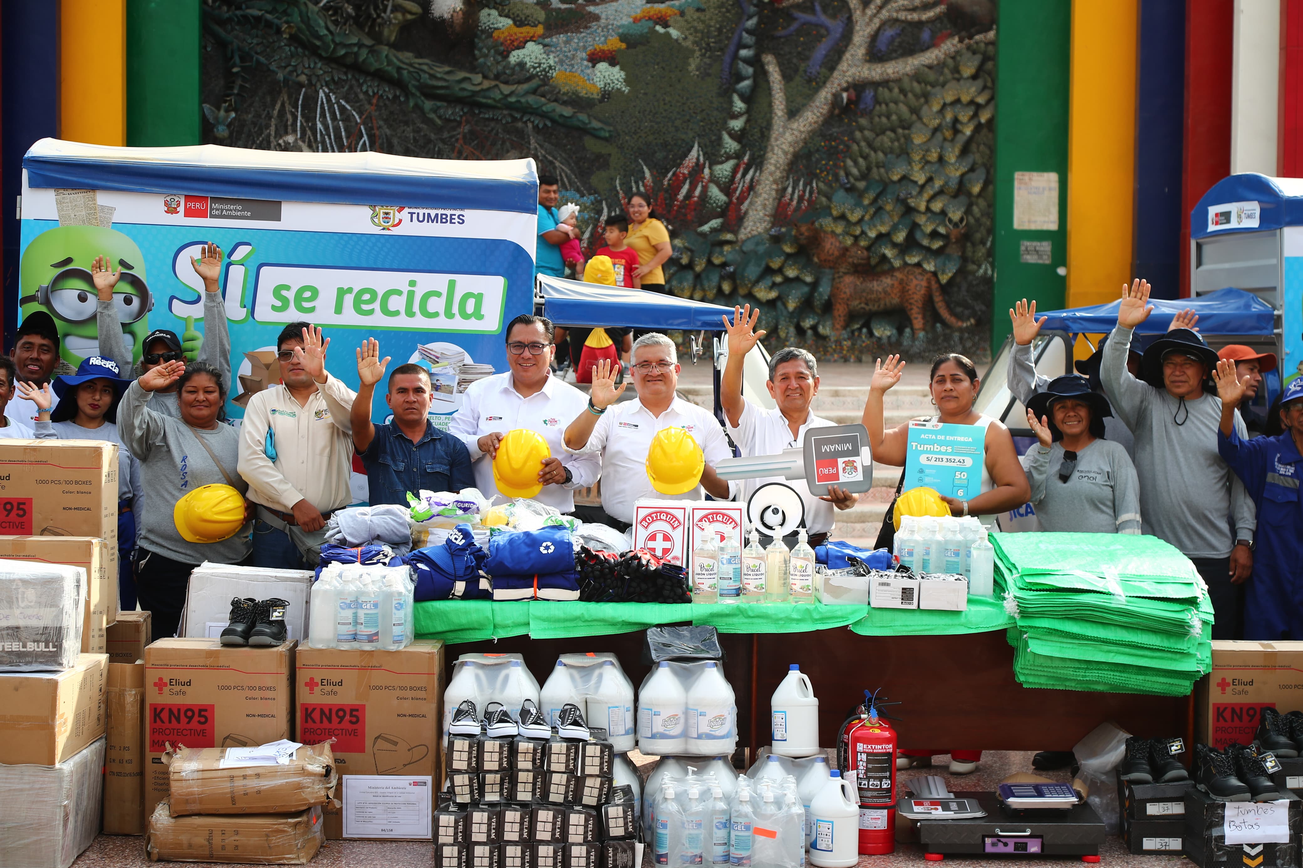 Gobierno entrega vehículos e implementos para potenciar la gestión de residuos sólidos en Tumbes