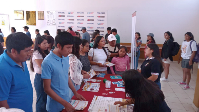 Jóvenes obteniendo información en ferias