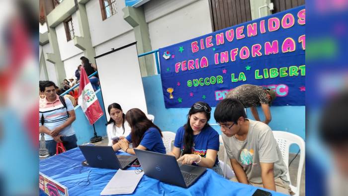 Personal del Pronabec entrega información