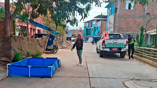 Fiscalizador municipal identifica una piscina con agua estancada en plena vía pública