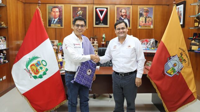 Foto del superintendente con el gobernador de Lambayeque en una oficina