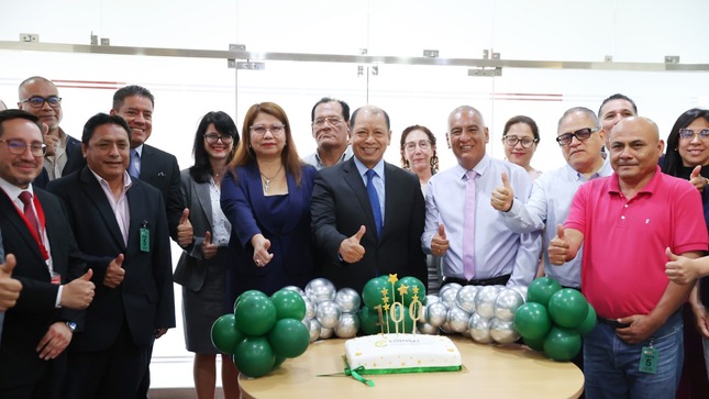Ministro Daniel Maurate junto a otras personas 