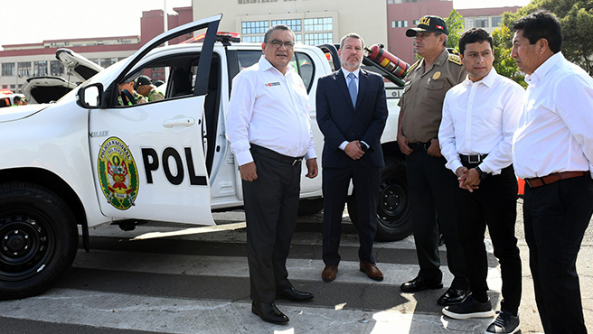Alcalde de Huarmey participa en la entrega de camionetas a la policía nacional del Perú por parte de la empresa Antamina