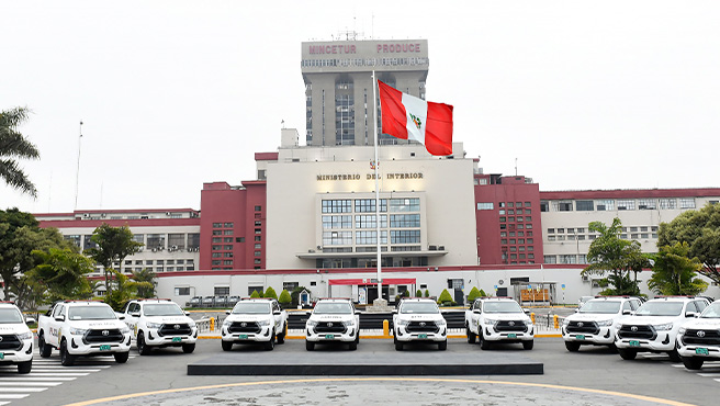 Alcalde de Huarmey participa en la entrega de camionetas a la policía nacional del Perú por parte de la empresa Antamina
