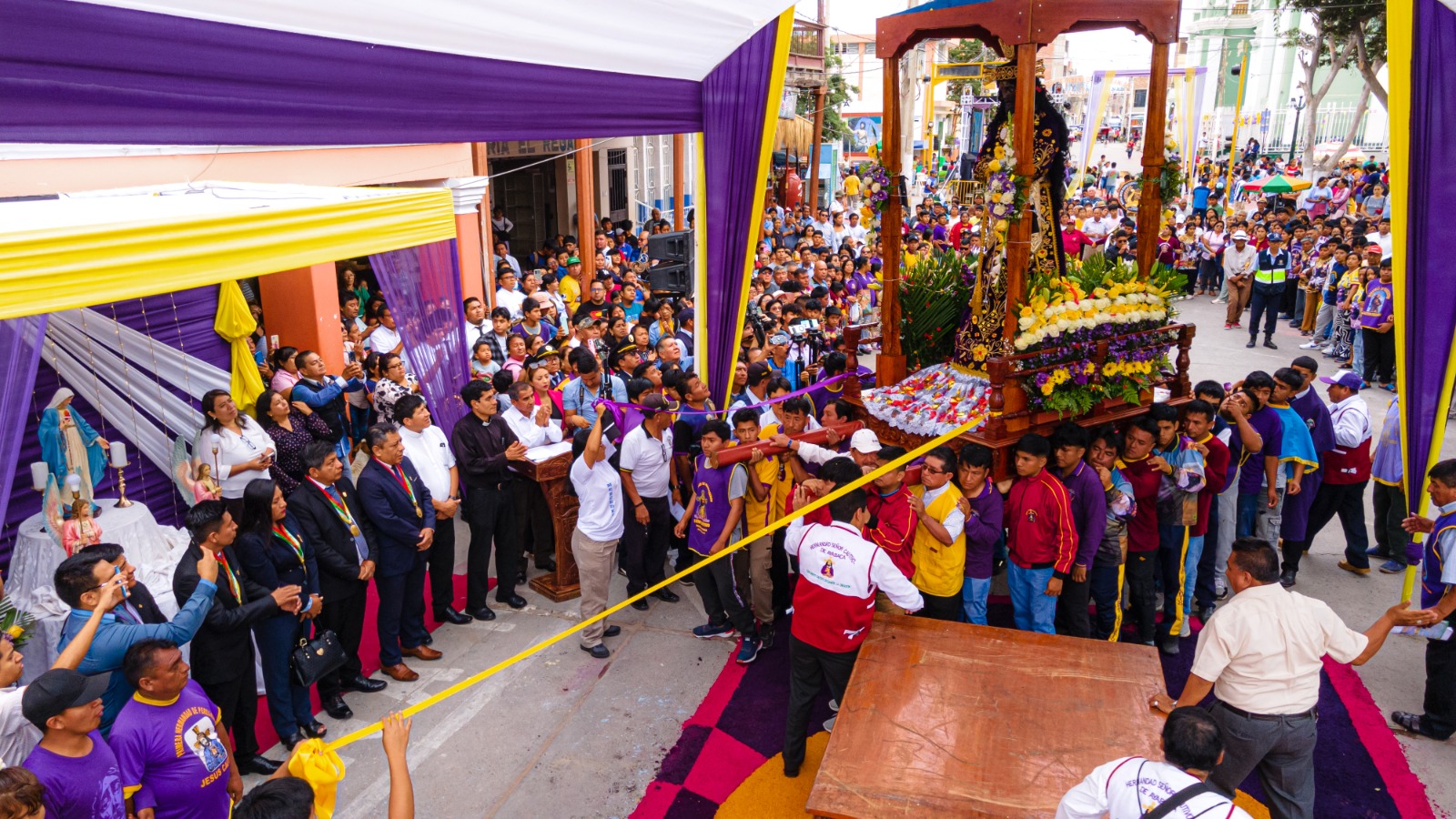 En un acto lleno de fe y devoción, el alcalde de Catacaos, Johnny Cruz, entregó la medalla de la ciudad a la sagrada imagen del Señor Cautivo de Ayabaca.
Durante la ceremonia, también se otorgó una resolución que declara a la venerada imagen como visitante distinguido, la misma que fue recibida por el párroco Santos Condezo Campos de la parroquia "Nuestra Señora del Pilar" de Ayabaca.
La ofrenda floral y los actos solemnes reflejan la fervorosa fe de los fieles de la “Villa Heroica”