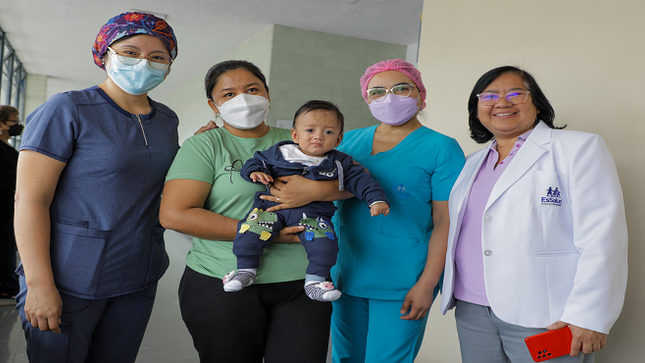 Bebé prematuro extremo supera compleja cirugía ocular y recupera la visión