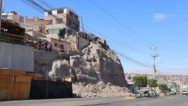 La Municipalidad Provincial de Mariscal Nieto bajo la dirección del CPC. John Larry Coayla, sigue adelante con la construcción del muro de contención en la Av. Andrés A. Cáceres (sector el “Gallito”), una obra de gran importancia para la seguridad y el desarrollo urbano de nuestra ciudad.