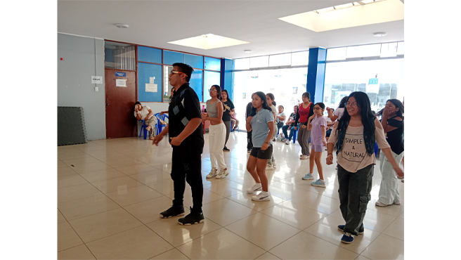 ¿𝐐𝐮é 𝐚𝐩𝐫𝐞𝐧𝐝𝐞𝐫á𝐧?
• Coreografías de los estilos más populares (hip-hop, urbano, pop y más).
• Técnicas de expresión corporal y movimientos fluidos.
• Trabajo en equipo y sincronización grupal.
• Mejora de la coordinación, flexibilidad y resistencia.
📍 Lugar de inscripción: Av. Ancash cuadra 23 (costado de Tottus)
🕐 Horario de atención:
• Lunes a viernes: 8:00 am - 5:00 pm.
• Sábados: 8:00 am - 12:30 pm.
📞 Teléfono: 902 351 415