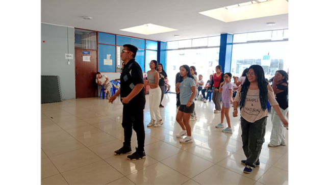 ¿𝐐𝐮é 𝐚𝐩𝐫𝐞𝐧𝐝𝐞𝐫á𝐧?
• Coreografías de los estilos más populares (hip-hop, urbano, pop y más).
• Técnicas de expresión corporal y movimientos fluidos.
• Trabajo en equipo y sincronización grupal.
• Mejora de la coordinación, flexibilidad y resistencia.
📍 Lugar de inscripción: Av. Ancash cuadra 23 (costado de Tottus)
🕐 Horario de atención:
• Lunes a viernes: 8:00 am - 5:00 pm.
• Sábados: 8:00 am - 12:30 pm.
📞 Teléfono: 902 351 415