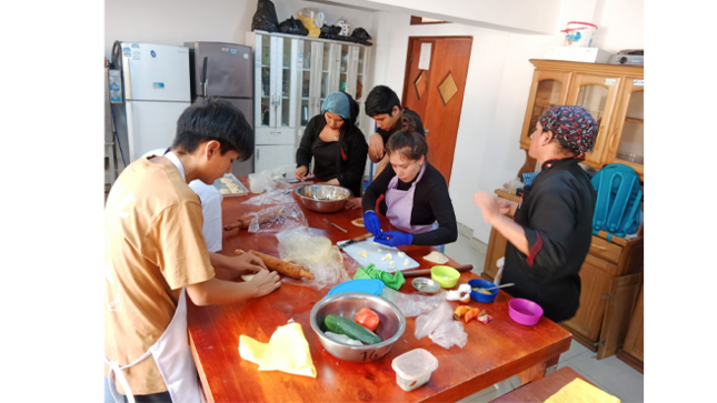 ¿𝐐𝐮é 𝐚𝐩𝐫𝐞𝐧𝐝𝐞𝐫á𝐧?
- Técnicas básicas de cocina
- Preparación de platos tradicionales.  
- Decoración y presentación de postres y platos principales.  
- Fomento de hábitos de alimentación saludable.  
📍 Lugar de inscripción: Jr. Alfredo Tejada Díaz 202, Urb. La Corporación (costado del colegio Glorioso Húsares de Junín).
🕐 Horario de atención:  
- Lunes a viernes: 8:00 am - 5:00 pm.  
- Sábados: 8:00 am - 12:30 pm.  
📞Teléfono: 989 501 901
