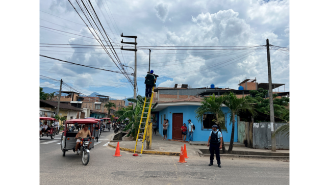 Personal de tránsito cambia tarjeta electrónica de semáforos.