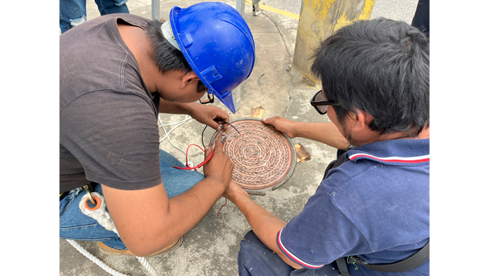 Personal de tr谩nsito cambia tarjeta electr贸nica de sem谩foros.