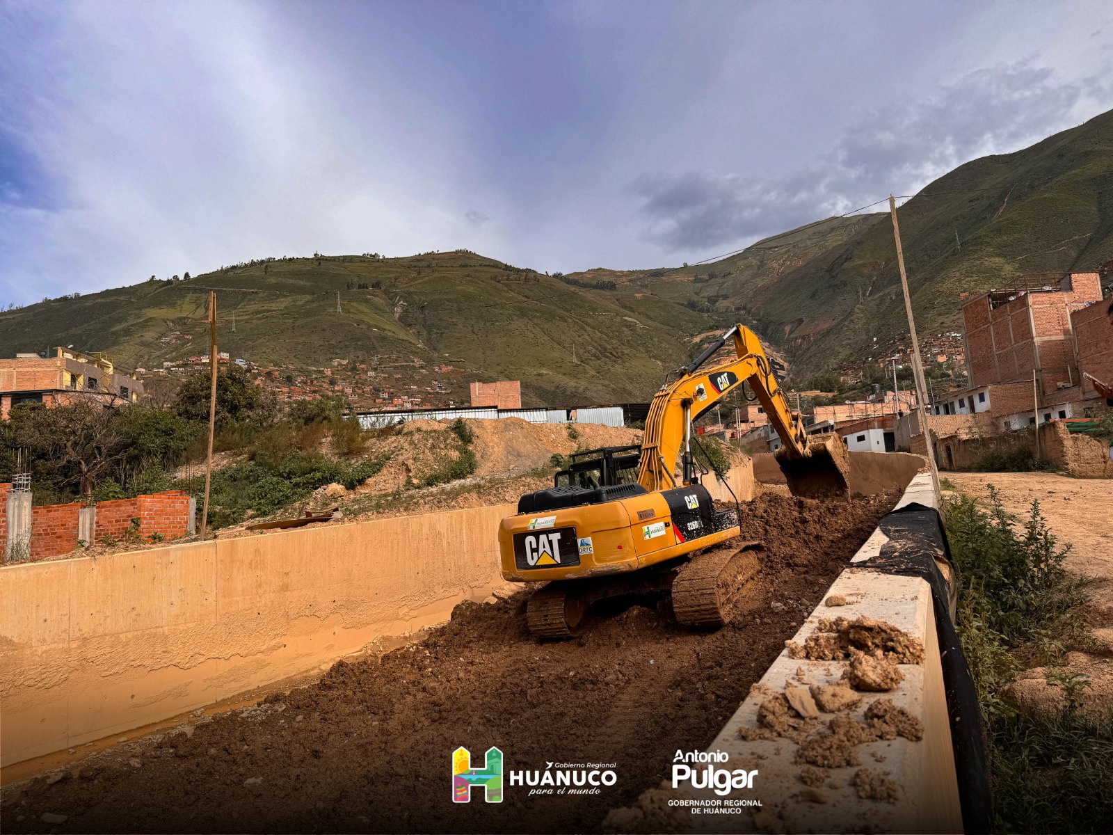Maquinarias del Gorehco inician limpieza en la quebrada Angorragra para proteger a la población