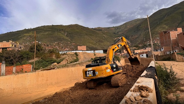 Maquinarias del Gorehco inician limpieza en la quebrada Angorragra para proteger a la población