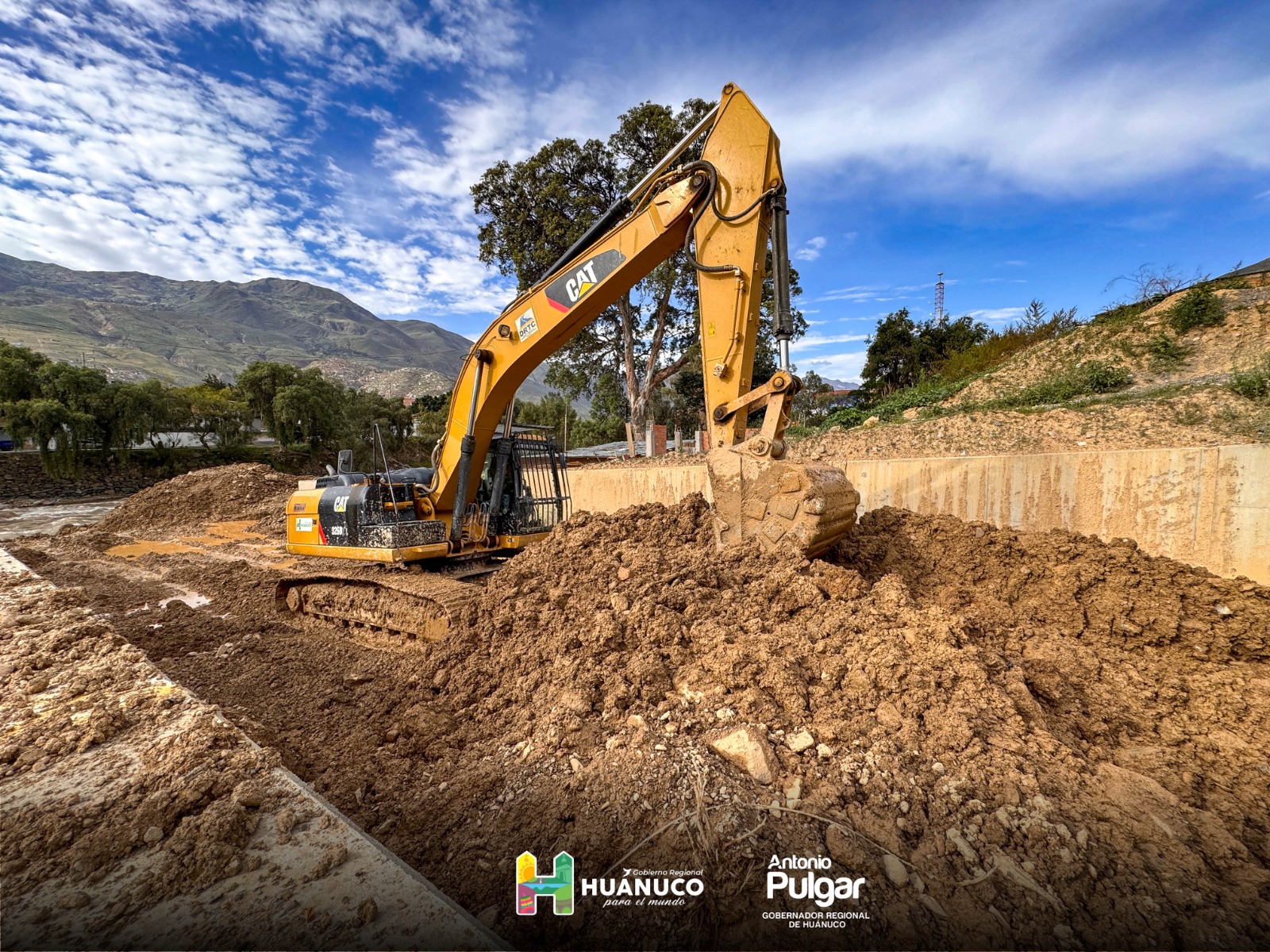 Maquinarias del Gorehco inician limpieza en la quebrada Angorragra para proteger a la población