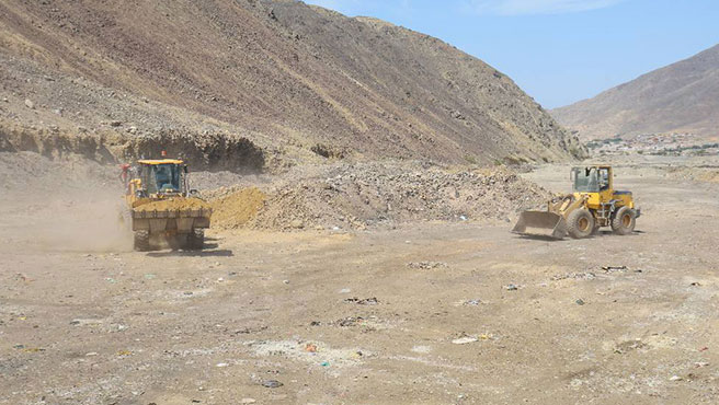 Maquinaría pesada compactando el suelo del botadero municipal