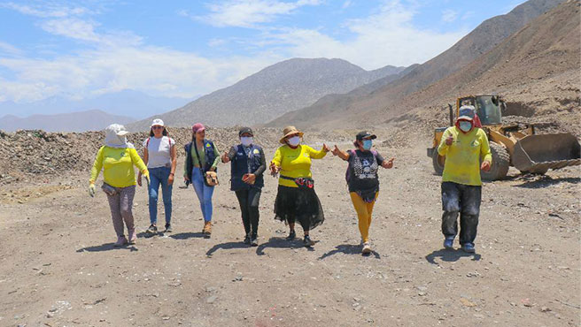 Personal obrero terminando la jornada de limpieza en el botadero municipal