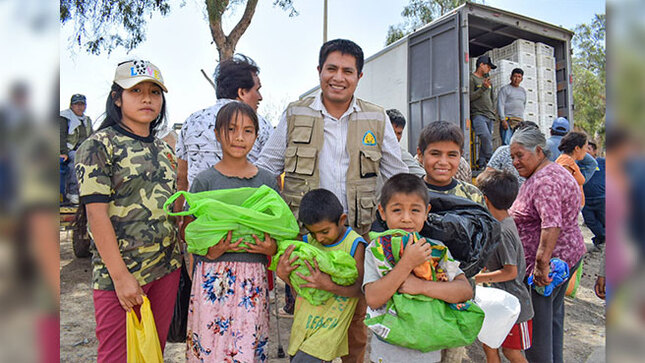 Niños con bolsas de uva 