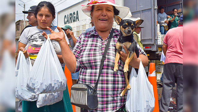 Seรฑora del sector Cocharcas feliz por el reparto de uva orgรกnica