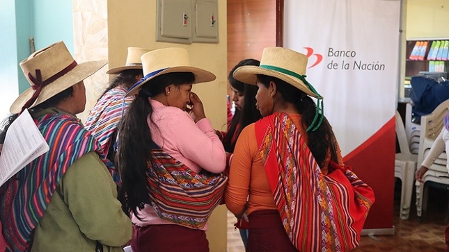 Usuarias de Juntos en agente municipal.