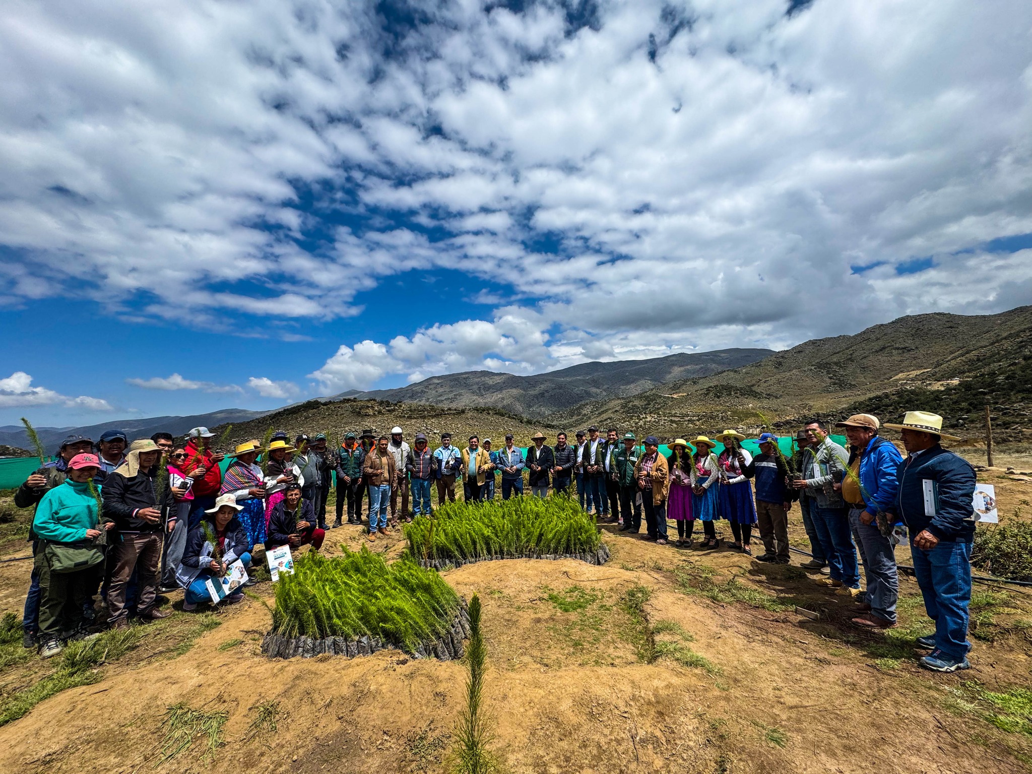 Equipo técnico y representantes locales durante el desarrollo de la pasantía de Siembra y Cosecha de Agua.