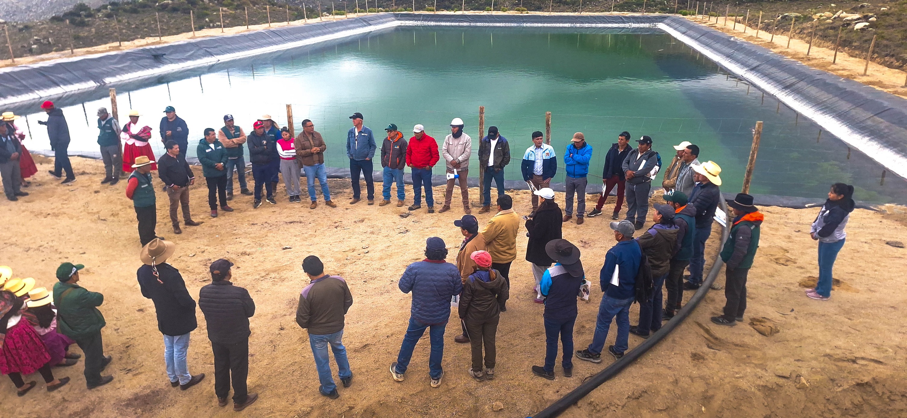 Explicación del quipo técnico a representantes locales durante el desarrollo de la pasantía de Siembra y Cosecha de Agua.
