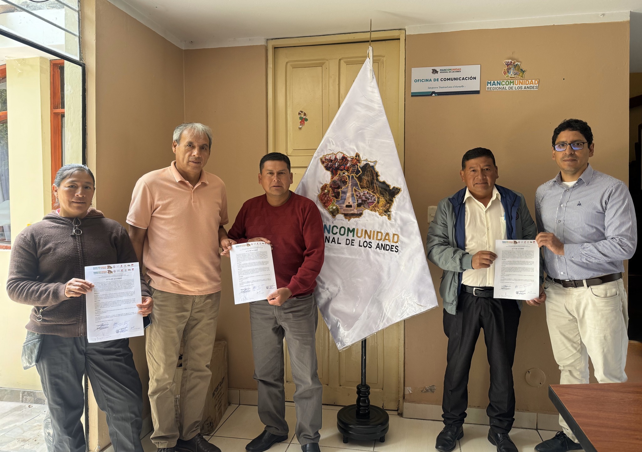 Gerente de Inversiones y Articulación de la MRDLA junto con alcaldes de Chiara y Chilcayocc.