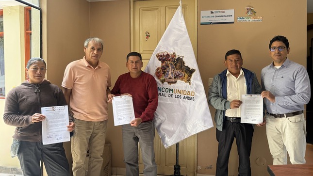 Gerente de Inversiones y Articulación de la MRDLA junto con alcaldes de Chiara y Chilcayocc.