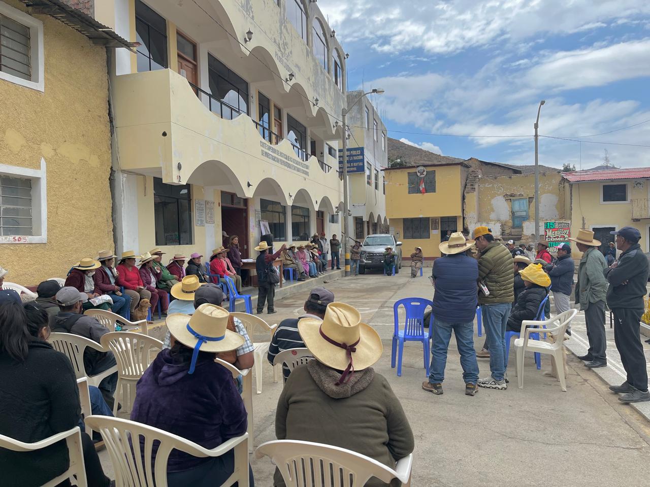 Reunión con autoridades y representantes locales.