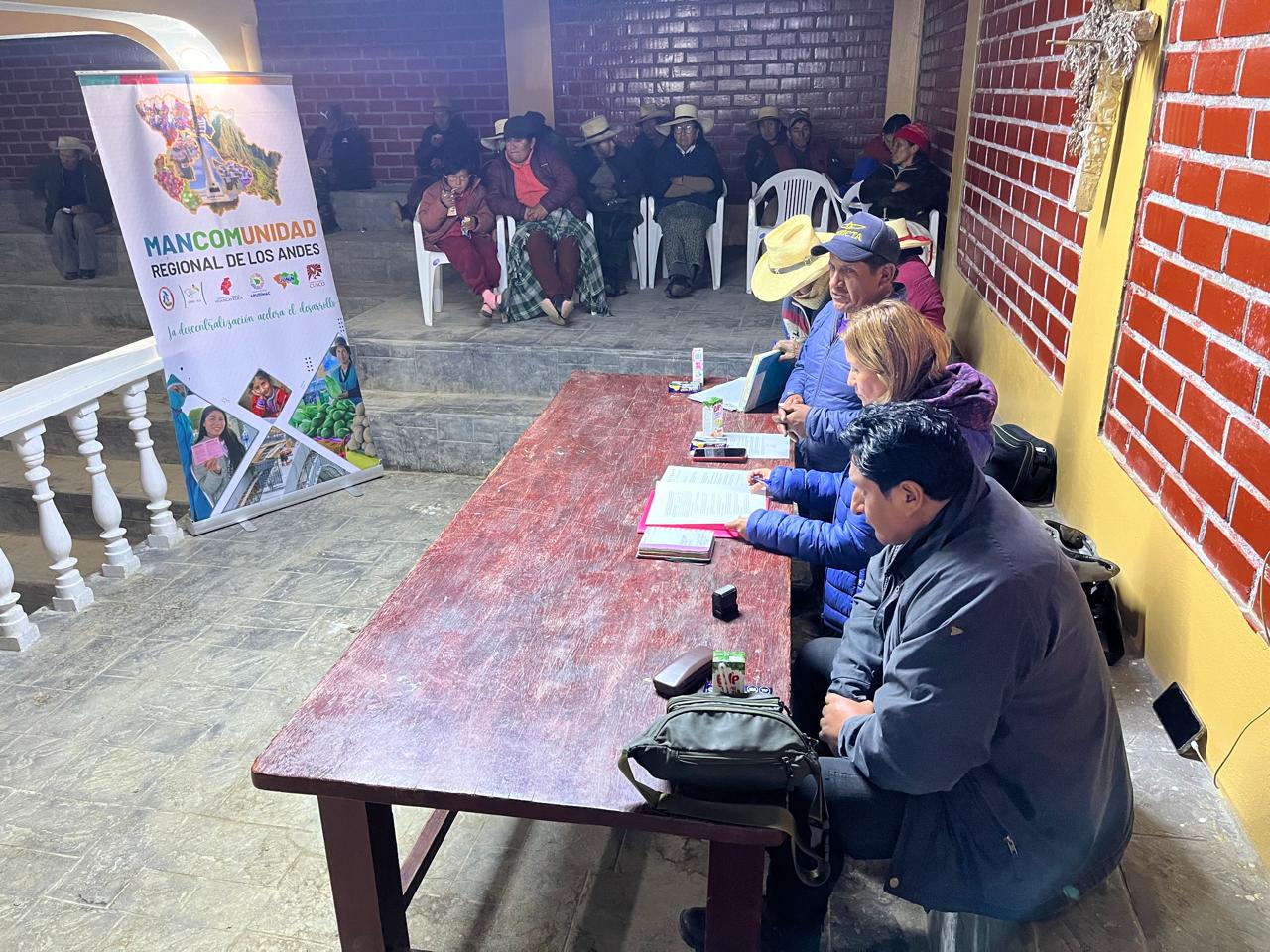 Reunión con autoridades y representantes locales.