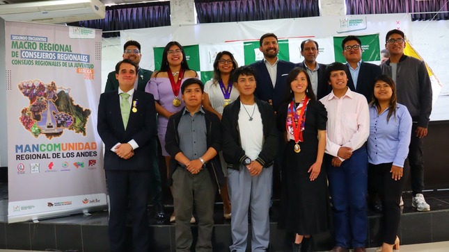 Fotografía protocolar del 2DO Encuentro de 𝐂𝐨𝐧𝐬𝐞𝐣𝐞𝐫𝐨𝐬 𝐑𝐞𝐠𝐢𝐨𝐧𝐚𝐥𝐞𝐬 𝐲 𝐂𝐨𝐧𝐬𝐞𝐣𝐨𝐬 𝐑𝐞𝐠𝐢𝐨𝐧𝐚𝐥𝐞𝐬 𝐝𝐞 𝐥𝐚 𝐉𝐮𝐯𝐞𝐧𝐭𝐮𝐝 𝐝𝐞 𝐥𝐚 𝐌𝐚𝐧𝐜𝐨𝐦𝐮𝐧𝐢𝐝𝐚𝐝 𝐝𝐞 𝐥𝐨𝐬 𝐀𝐧𝐝𝐞𝐬.