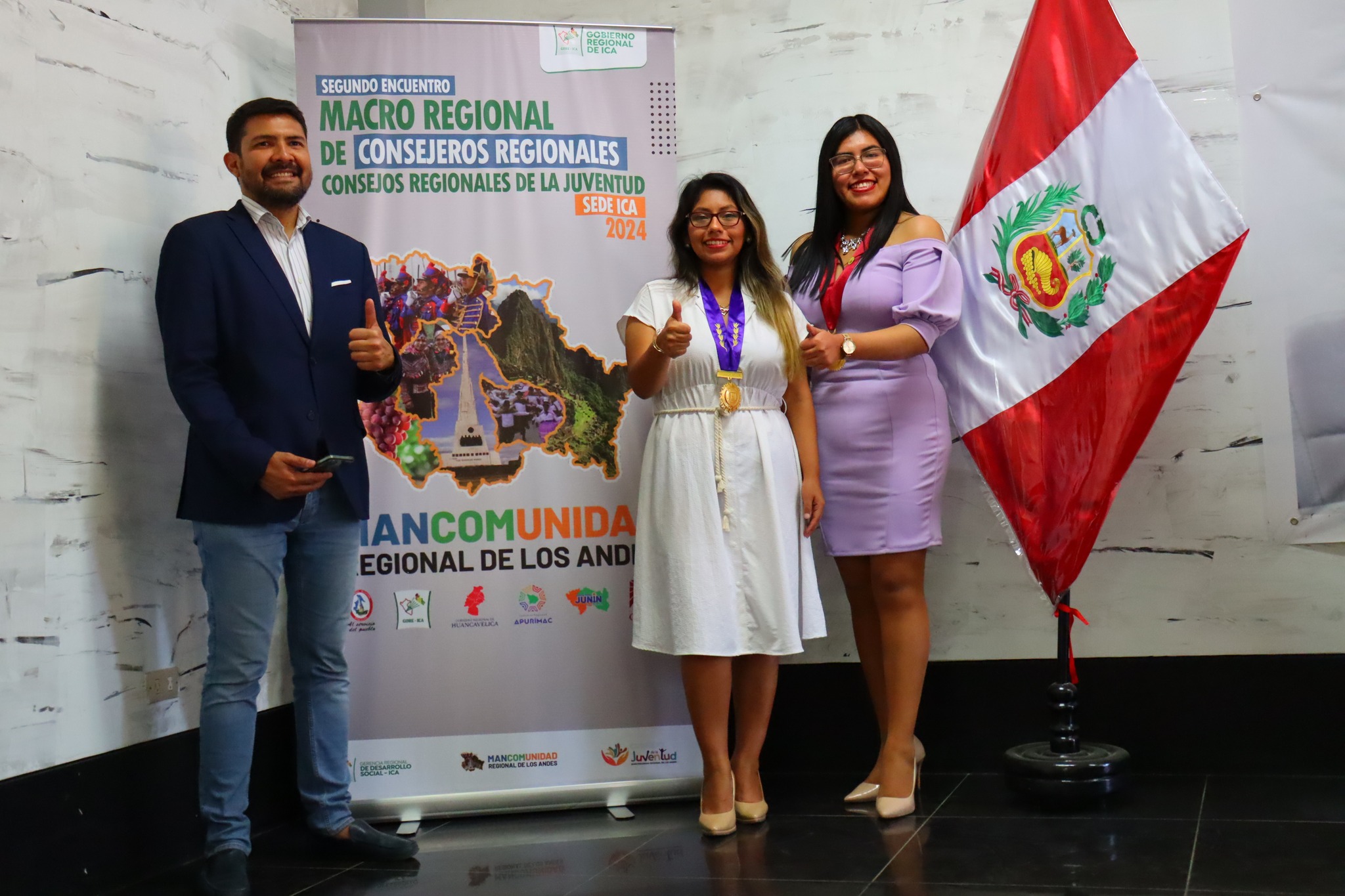 Fotograf铆a de los Consejeros Regionales y representante de la SENAJU.