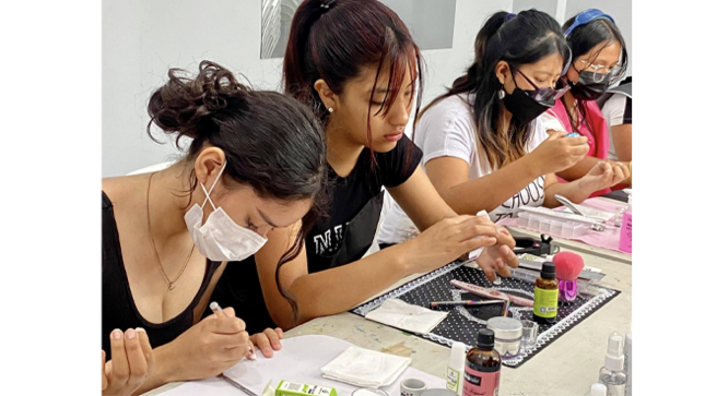 Tenemos dos turnos disponibles: 8:30 am a 10:00 am y 10:00 am a 11:30 am, los lunes, miércoles y viernes. 
¡𝙉𝙤 𝙥𝙞𝙚𝙧𝙙𝙖𝙨 𝙚𝙨𝙩𝙖 𝙤𝙥𝙤𝙧𝙩𝙪𝙣𝙞𝙙𝙖𝙙 𝙙𝙚 𝙖𝙥𝙧𝙚𝙣𝙙𝙚𝙧 𝙖𝙡𝙜𝙤 𝙣𝙤𝙫𝙚𝙙𝙤𝙨𝙤!