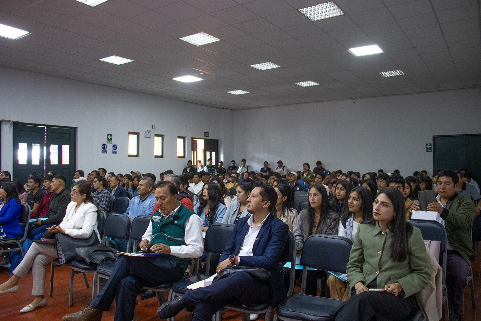 Fotografía que registra la asistencia al auditorio.