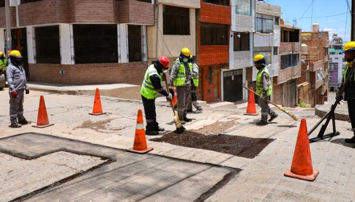 Se realiza el mantenimiento de vías para garantiza el desfile institucional de la Federación Regional de Folklore y Cultura de Puno
