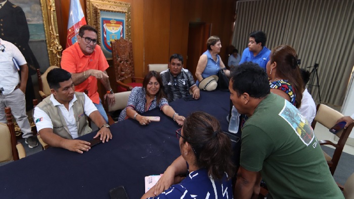 Reunión de alcalde y dirigentes