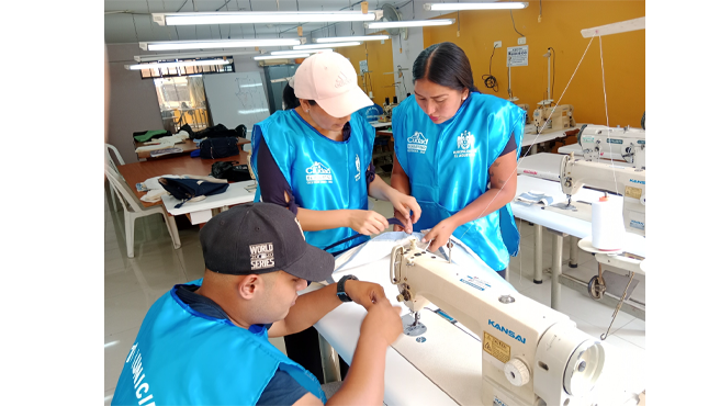 ¿𝐐𝐮é 𝐚𝐩𝐫𝐞𝐧𝐝𝐞𝐫á𝐬?
• Toma de medidas y patrones básicos.
• Técnicas de costura a máquina y a mano.
• Diseño y confección de prendas personalizadas.
• Uso adecuado de materiales y herramientas de confección.
📍 Lugar de inscripción: Centro Empresarial, calle Alfredo Tejeda #202.
🕐 Horario de atención:
• Lunes a viernes: 8:00 am - 5:00 pm.
• Sábados: 8:00 am - 12:30 pm.
📞 Teléfono: 989501901