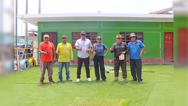 Facilitadora del PRONOEI "Las Semillitas" junto a los trabajadores de la administración del Taller Municipal San Jacinto