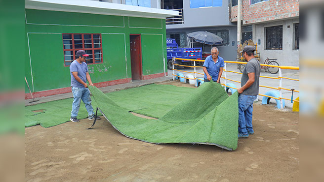 Colocación del grass sintético en el patio recreativo