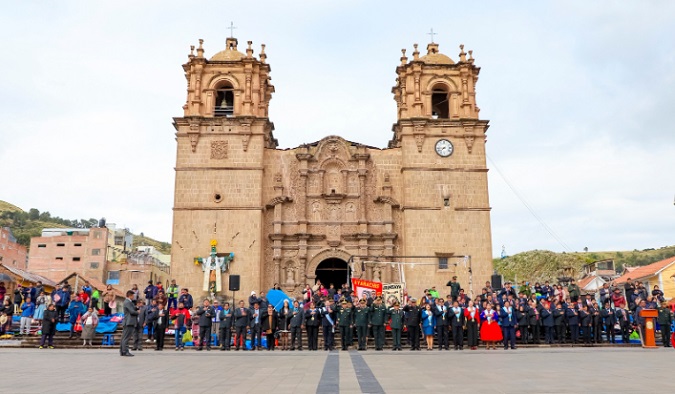 Municipio de Puno saludó y felicitó el LX aniversario de la Federación de Folklore y Cultura de Puno durante izamiento dominical