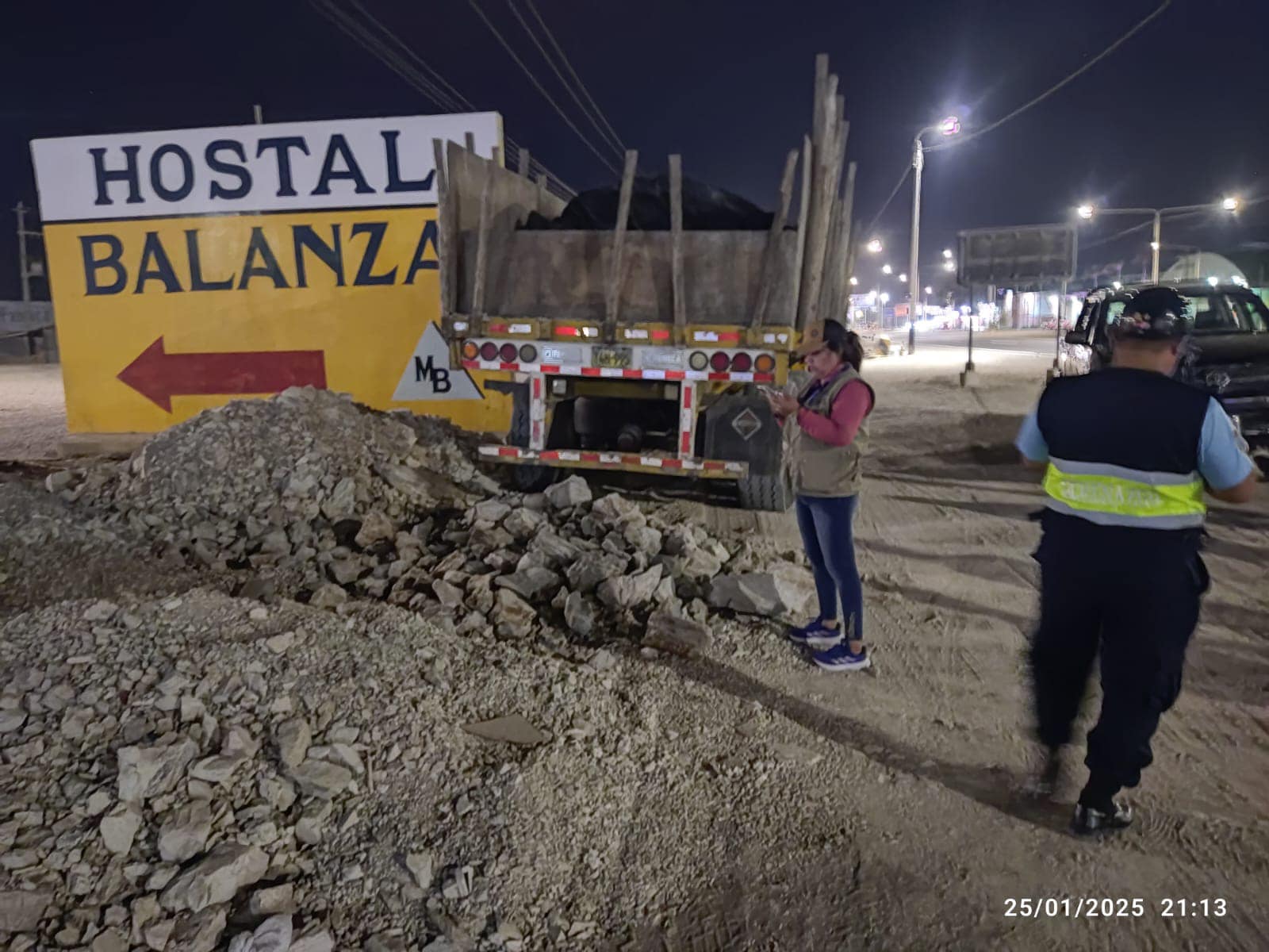 intervienen a conductor arrojando arcilla en la vía pública