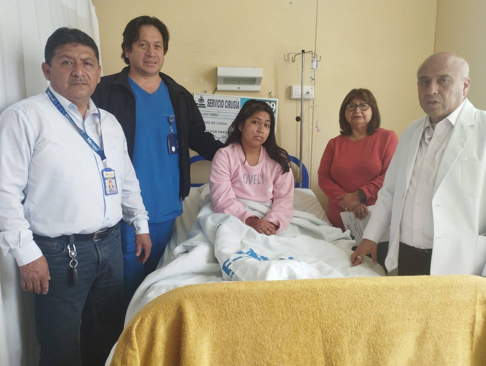Visita a personal de salud herido