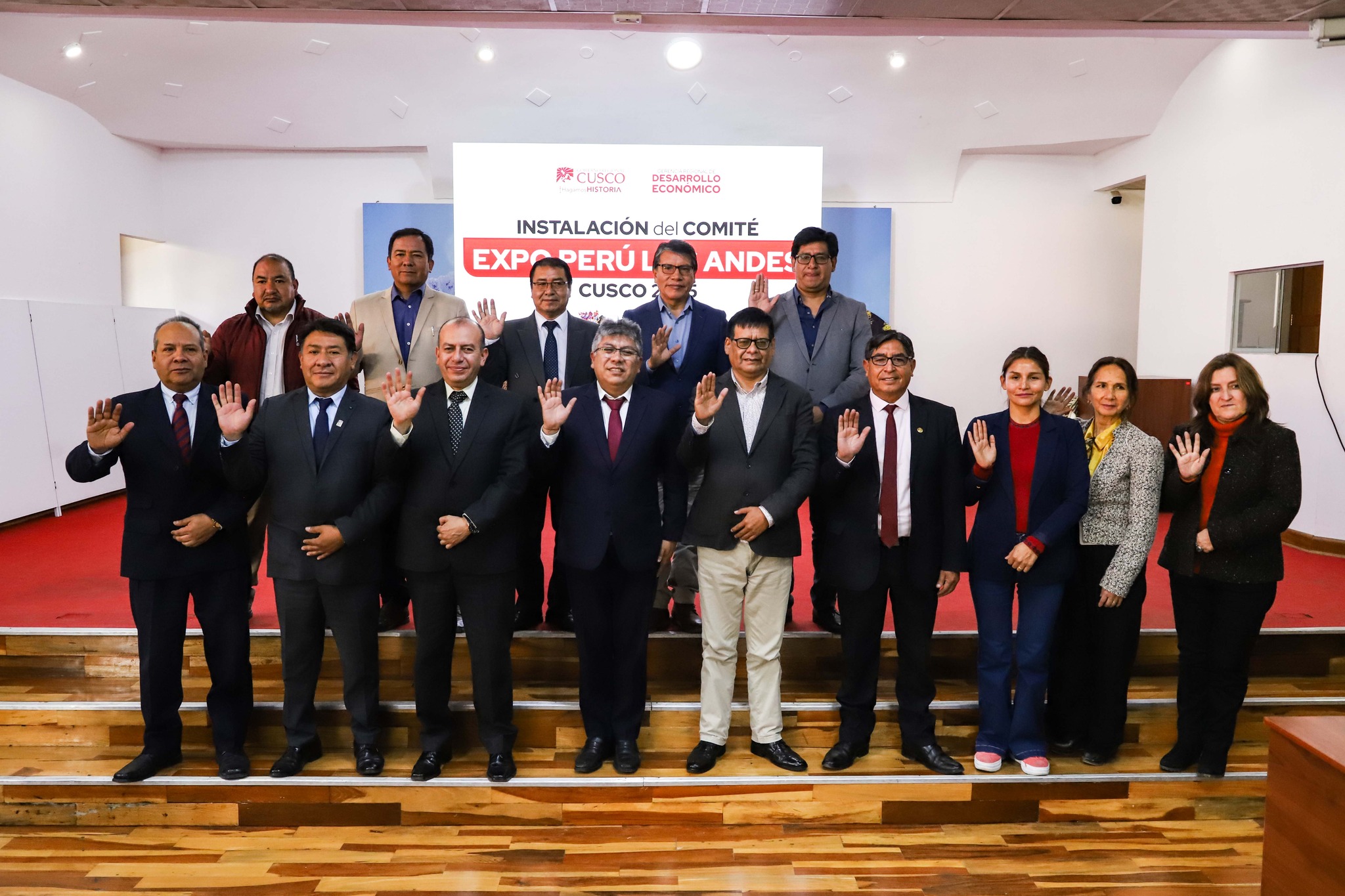 Fotografía del Gobernador de Cusco, Director Ejecutivo de la Mancomunidad Regional junto a los Gerentes de los diferentes sectores del mencionado gobierno.