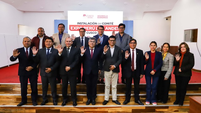 Fotografía del Gobernador de Cusco, Director Ejecutivo de la Mancomunidad Regional junto a los Gerentes de los diferentes sectores del mencionado gobierno.