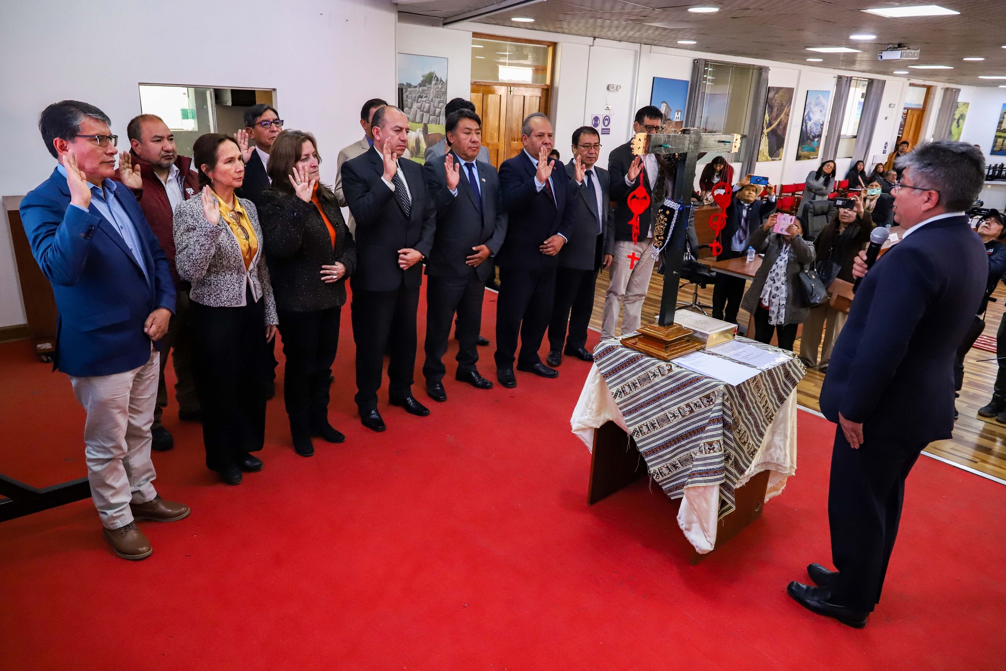 Juramentación a los miembros del Comité Organizador.