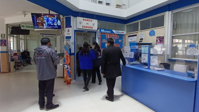 Puno.- Desde el nuevo enfoque preventivo de la Contraloría General, un equipo de auditores realizó una visita de control en el Hospital Base III Juliaca de EsSalud, en Puno, donde se inspeccionó el funcionamiento de las diversas áreas de atención a los ciudadanos.