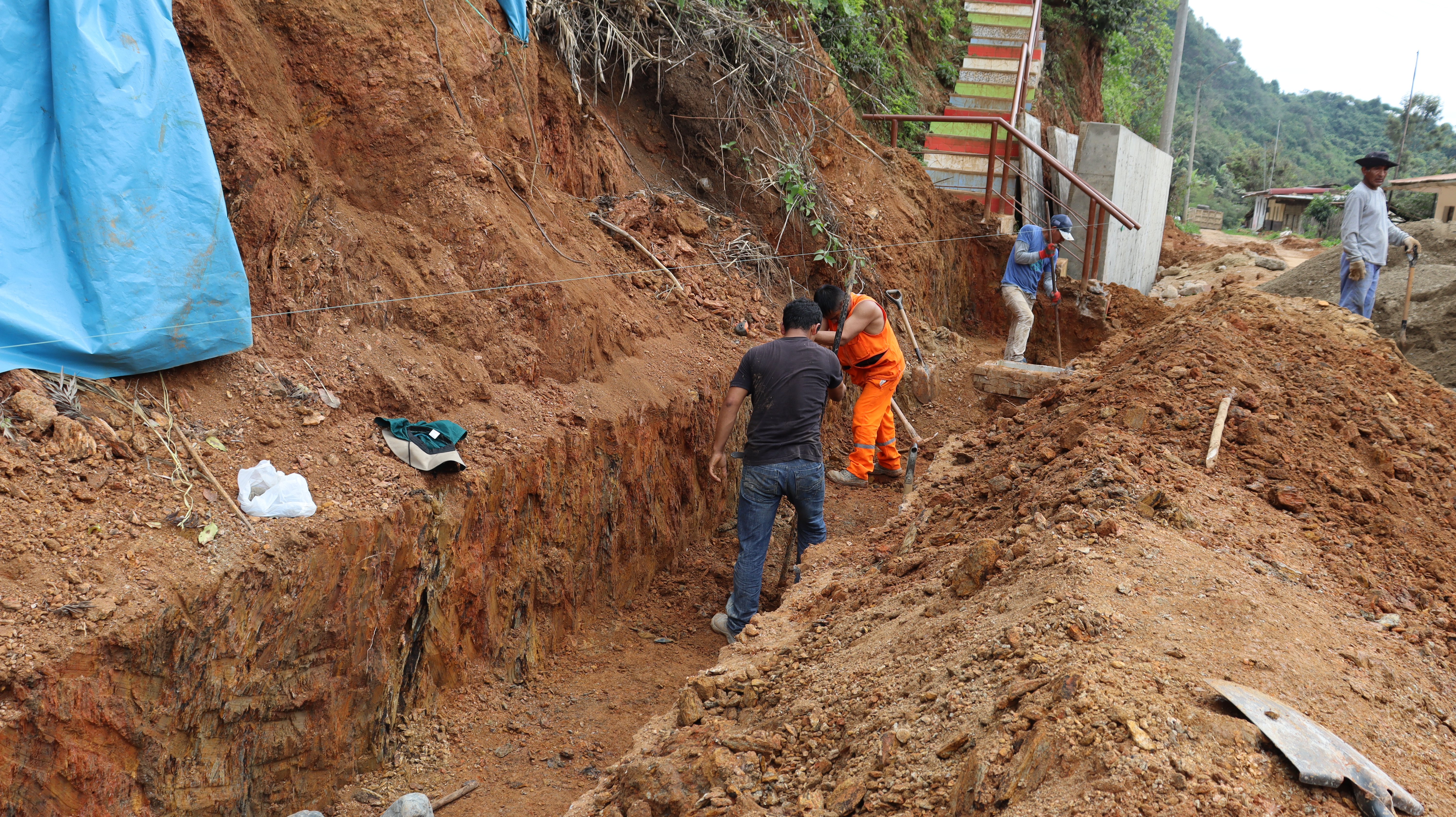 Operadores avanzan  paso firme construcción del muro de contención 