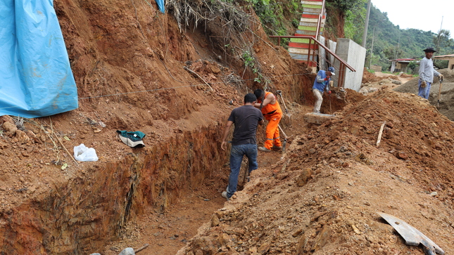 Operadores avanzan  paso firme construcción del muro de contención 